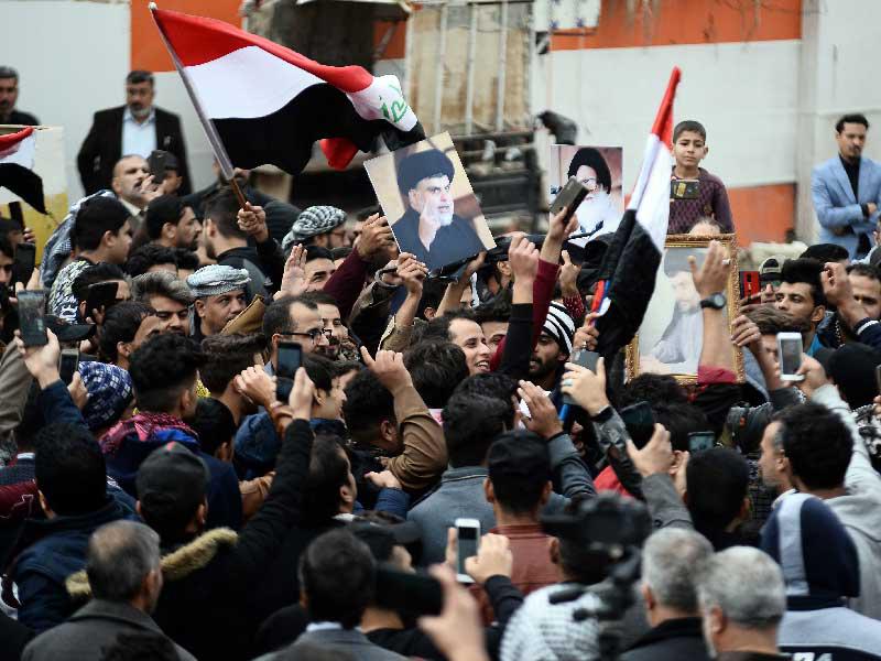 أنصار الصدر يتجمعون بمحيط منزله في الحنانة بالنجف أمس (أ ف ب)