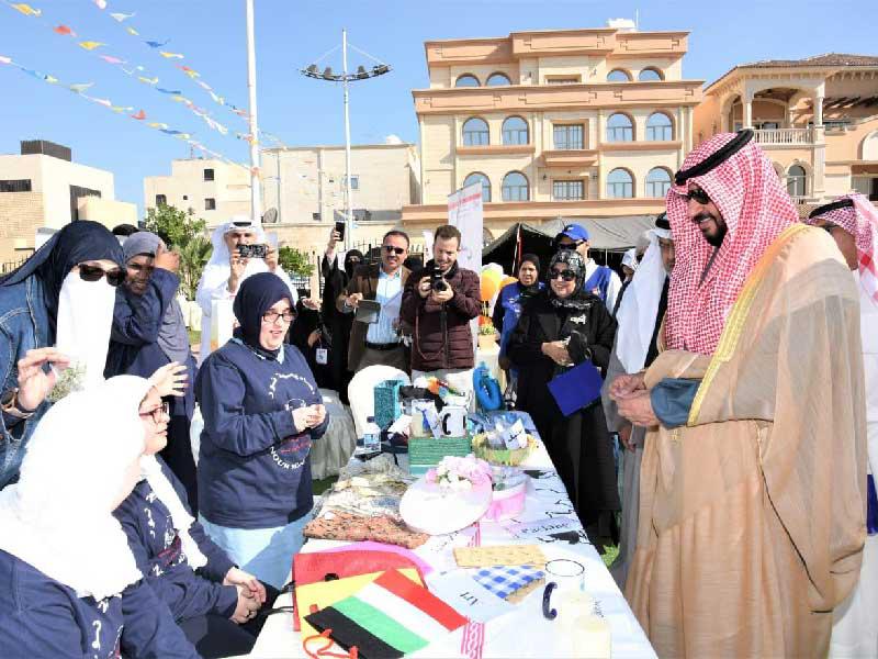 المحافظ خلال جولة في المعرض