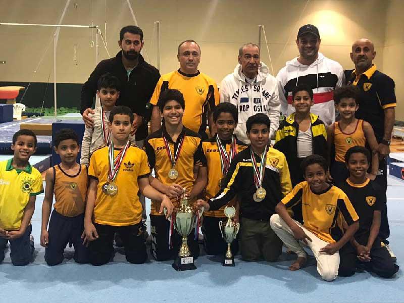 لاعبو القادسية يحتفلون بالجوائز عقب حفل التتويج