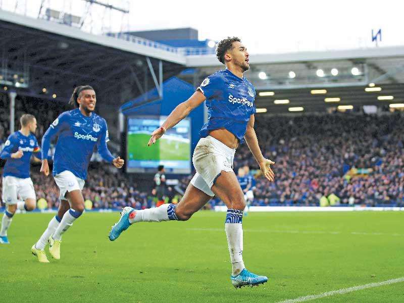 لوين يحتفل بهدفه في مرمى تشلسي