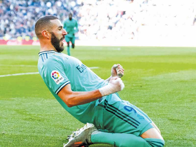 بنزيمة نجم ريال مدريد يحتفل بهدفه