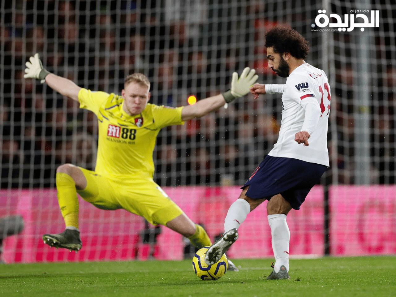 محمد صلاح يسدد إحدى الكرات