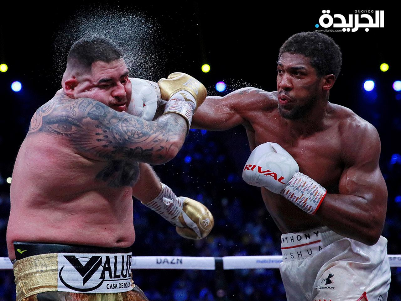 جوشوا يوجه ضربة عنيفة إلى خصمه خلال النزال