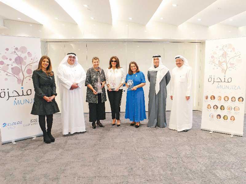 من اليسار: عبير العمر وفيصل العيار وليلى المطيري وليلى الغانم ومي الحجاج مع مسعود حياة وخالد الحسن 