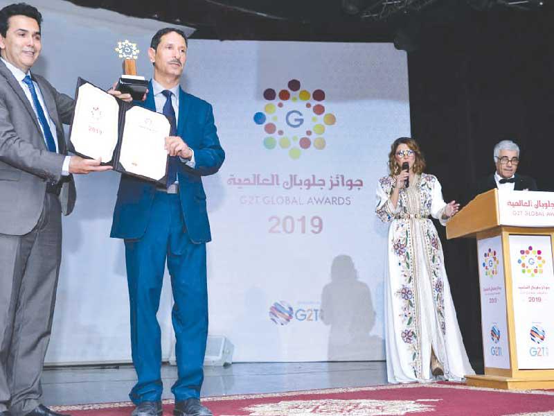 خلال تسلم الجوائز