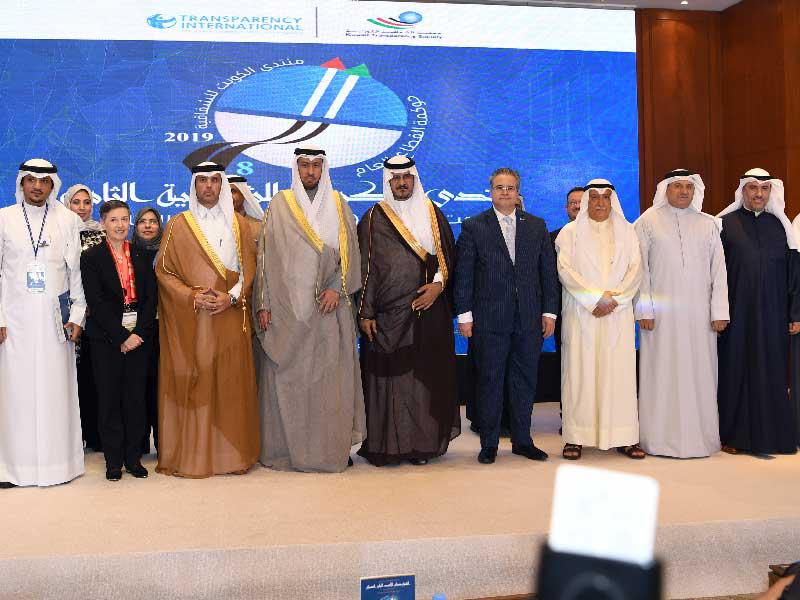 العفاسي متوسطاً المشاركين في منتدى الشفافية