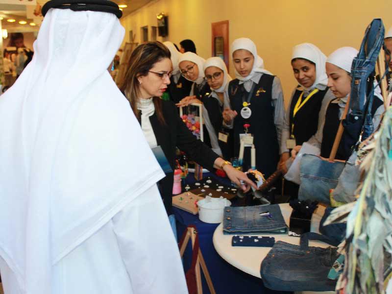 طالبات الثانوية العامة يعرضن أعمالهن في المعرض 