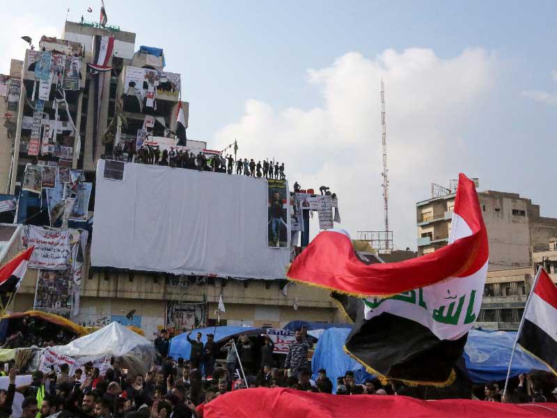 محتجون في ساحة التحرير وسط بغداد أمس (أ ف ب)