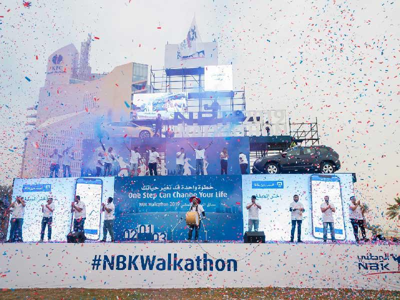 عروض استعراضية ألهبت حماس المشاركين في السباق