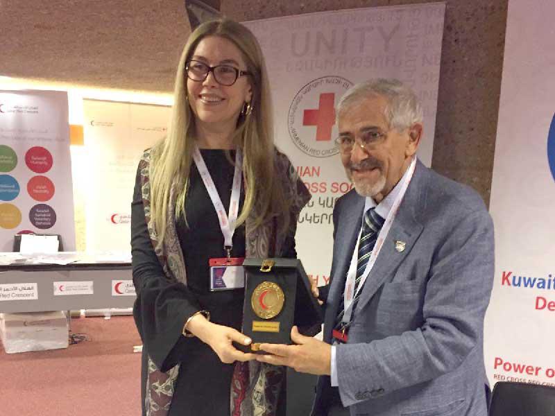 الساير مع مندوبة الصليب الأحمر الأرمني