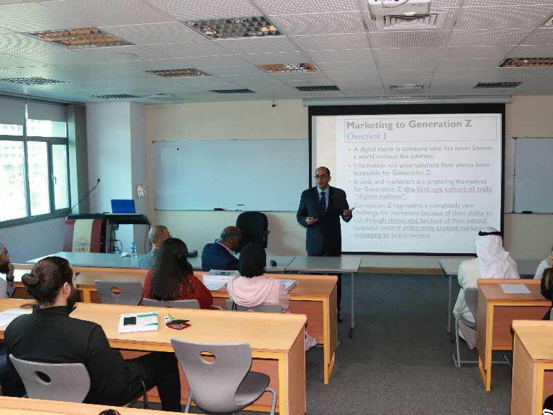  حجازي متحدثا في المحاضرة