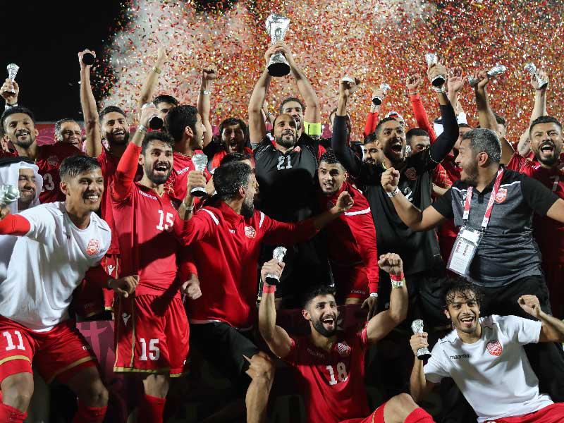 لاعبو البحرين يرفعون الكأس (أ ف ب)