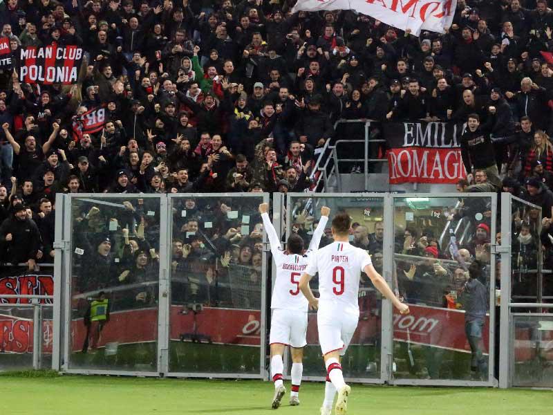 فرحة لاعبي ميلان بعد الفوز على بولونيا