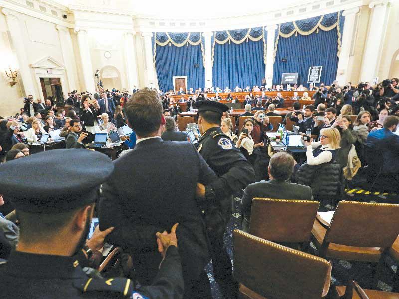 إخراج متظاهر من جلسة الاستماع العلنية للجنة القضائية في مجلس النواب أمس (إي بي ايه)