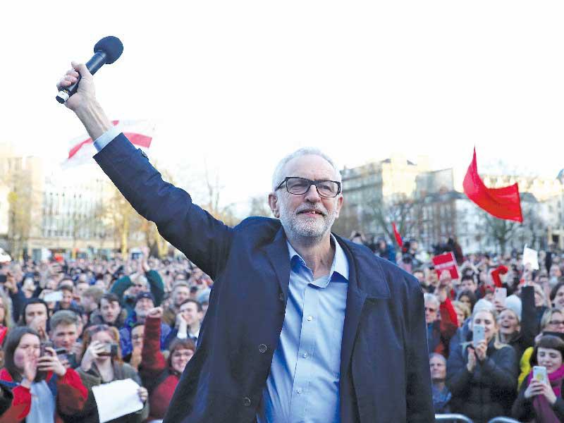 زعيم «العمال» جيريمي كوربين خلال جولة انتخابية في منطقة بريستول أمس (رويترز)