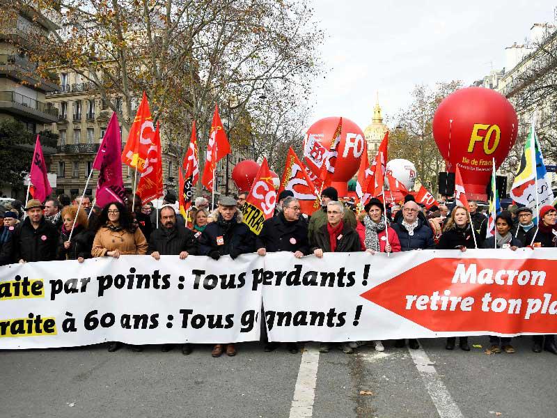 فرنسيون يتظاهرون في باريس أمس (أ ف ب)