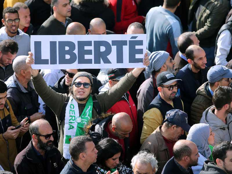 يحمل المتظاهرون لافتات وإيماءات خلال احتجاج يرفضون الانتخابات الرئاسية في الجزائر العاصمة ، الجزائر