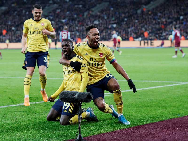 فرحة لاعبي أرسنال بعد إحراز الهدف الثاني