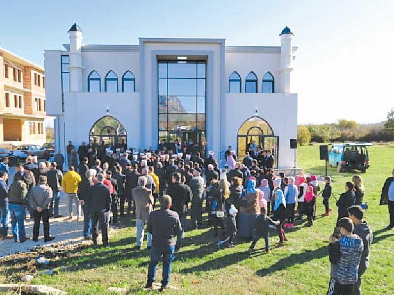 جانب من المشاركين في افتتاح المركز