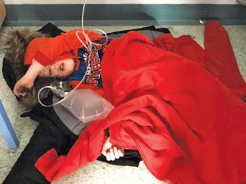 صبي مريض يُحرج جونسون ويجبره على الاعتذار