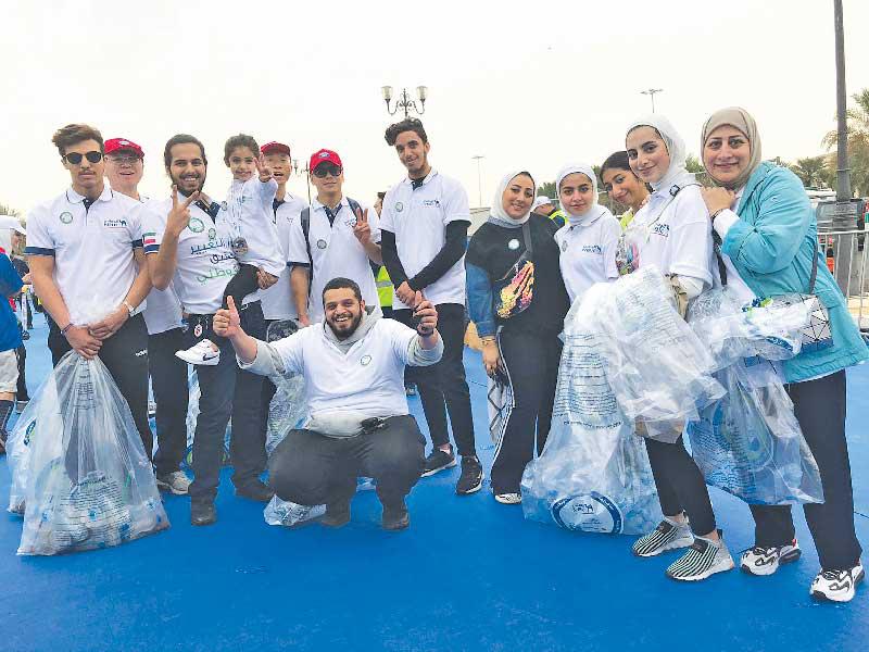 مشاركون في الحملة البيئية