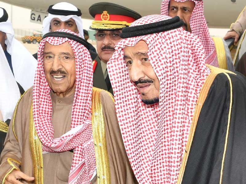 خادم الحرمين مستقبلاً الأمير لدى وصوله إلى الرياض أمس 