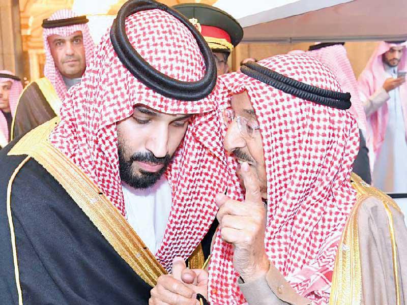 الأمير ومحمد بن سلمان في حديث جانبي