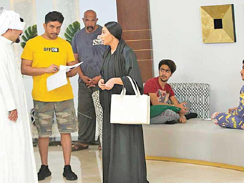 الفضلي يتوسط أحلام حسن ومشاري البلام في كواليس «هيا وبناتها»n