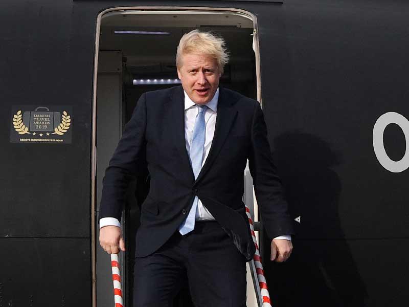 يصل رئيس الوزراء البريطاني بوريس جونسون إلى مطار كارديف في ويلز بينما كان في الحملة الانتخابية