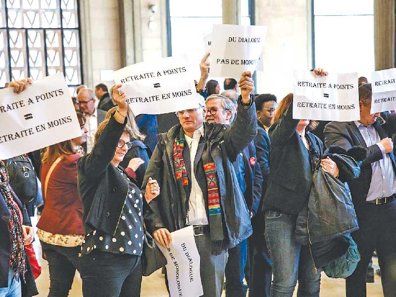 فرنسا: رئيس الوزراء يدعو إلى إنهاء الإضراب 