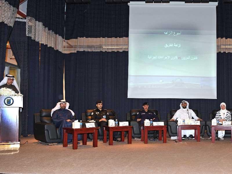  جانب من الندوة (تصوير عوض التعمري)