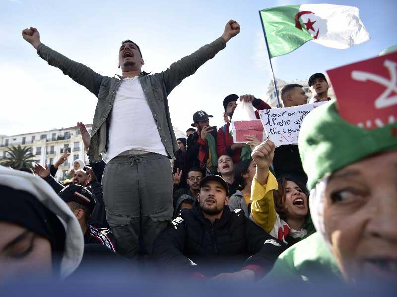 محتج جزائري يردد شعارات خلال مظاهرة مناهضة للحكومة في العاصمة الجزائر