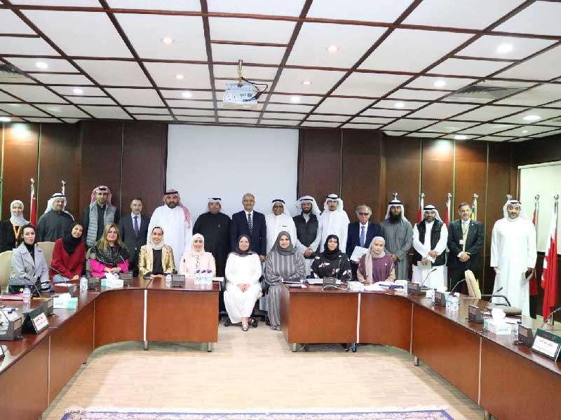 المشاركون في الحلقة النقاشية 