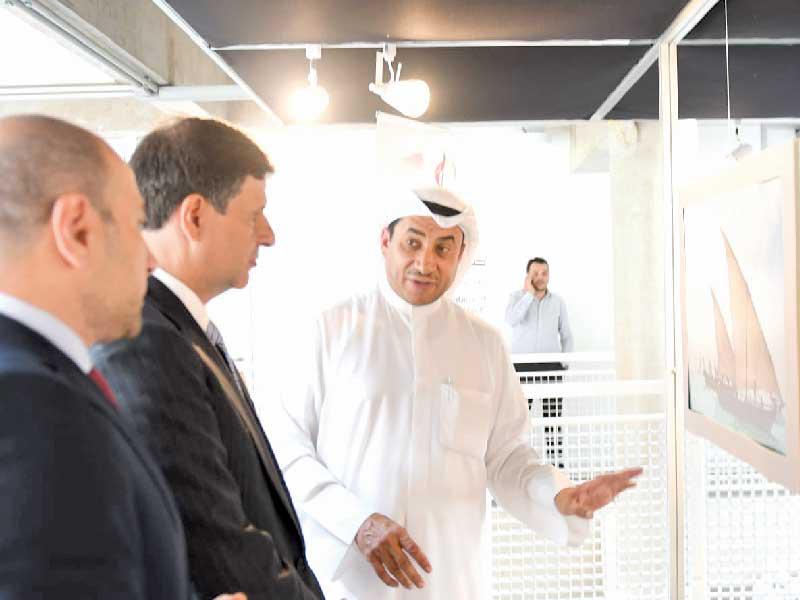 العميري في معرضه