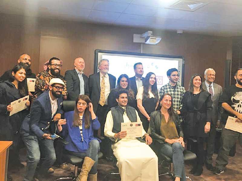 تكريم المشاركين في الورشة 