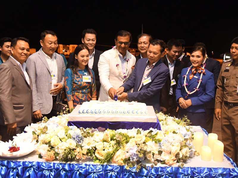 لقطة جماعية خلال الاحتفال بإطلاق الرحلات 