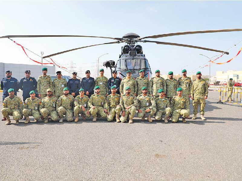 الرفاعي ومسؤولو «الحرس» في معرض الخليج للطيران