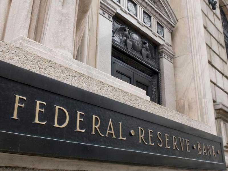 «الفدرالي» يبقي الفائدة مستقرة ويتوقع نمواً متوسطاً 
