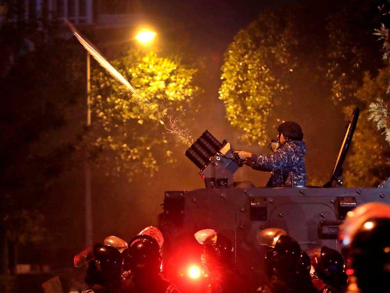 اشتبكت شرطة مكافحة الشغب اللبنانية مع أنصار حزب الله وحركة أمل الشيعية اللبنانية أثناء توجههم إلى المنطقة حيث كانت الاحتجاجات المناهضة للحكومة