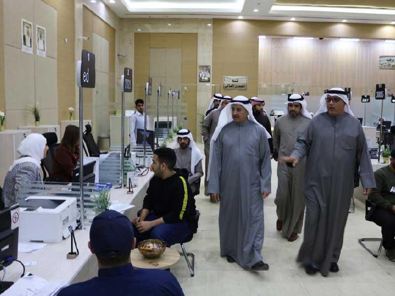 المطوطح ومراد والمطيري خلال جولة على مركز «المشروعات الصغيرة»