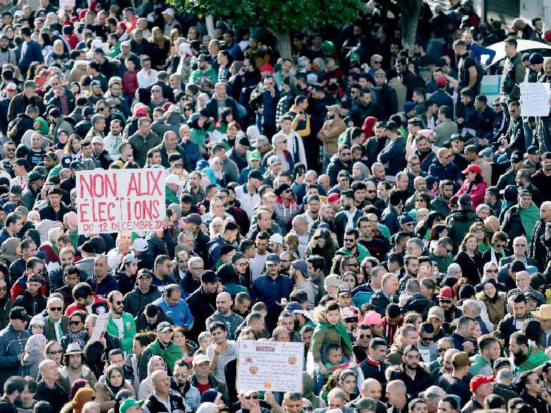 جزائريون خلال تظاهرة ضد الانتخابات في العاصمة أمس (رويترز)