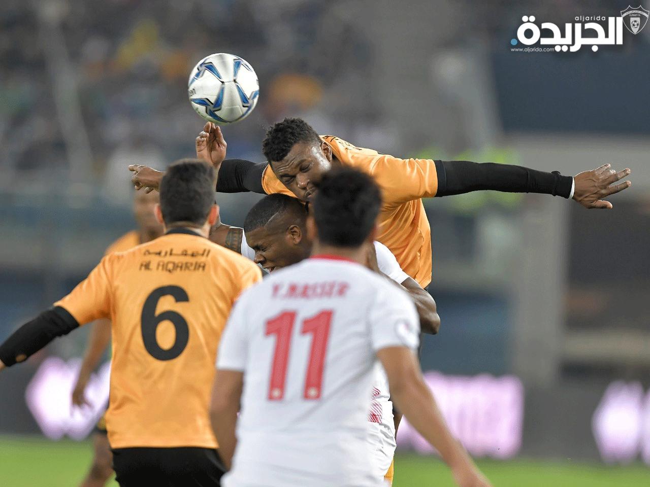  النيجيري جيمس انويكا ينفذ الضربة الرأسية القاضية