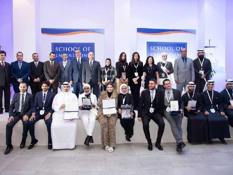 صورة جماعية للأسرة الأكاديمية في «الأسترالية» ومشاركة طلابية في معرض مشاريع التخرج 