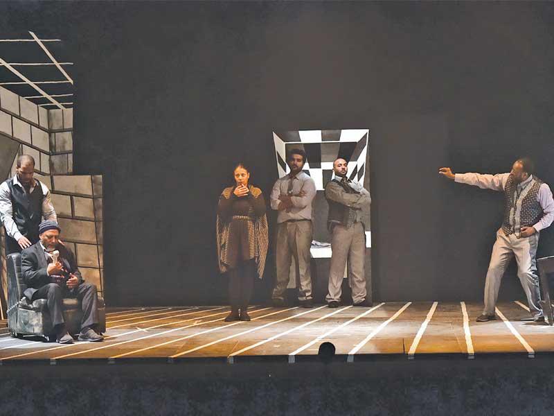 مشهد من مسرحية «كوميديا بلا ألوان» 