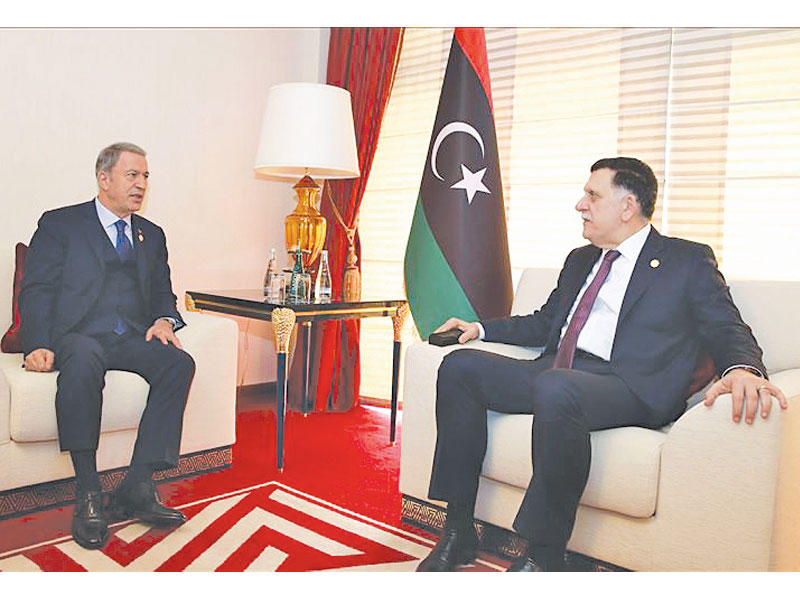 السراج ملتقياً أكار في الدوحة أمس (الأناضول)