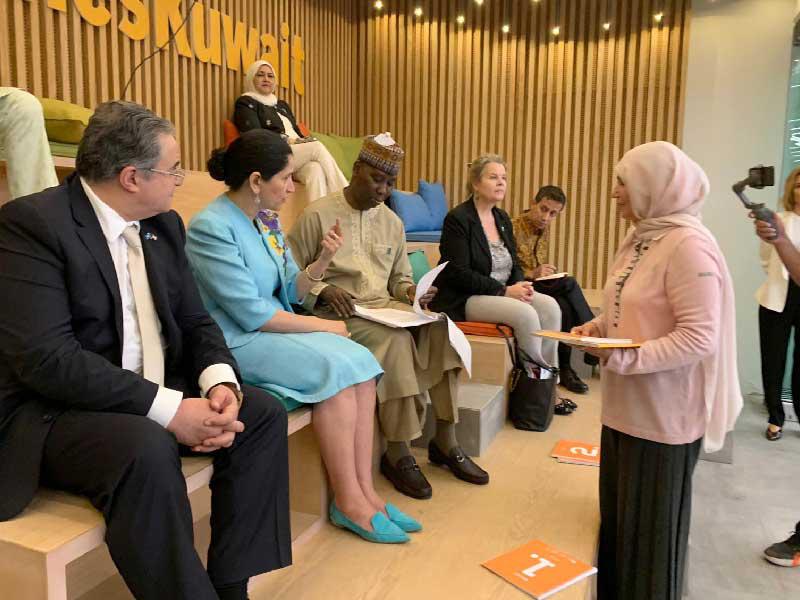 انتصار سالم العلي والمسؤول الأممي خلال اللقاء