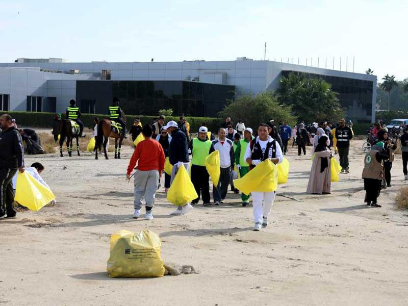 جانب من حملة «الأبحاث» لتنظيف الشواطئ