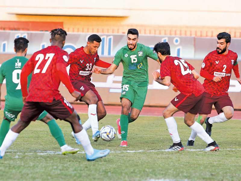 السنوسي محاطاً بعدد من لاعبي النصر في مواجهة أمس (تصوير جورج ريجي )
