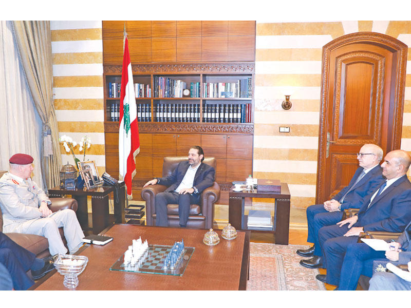  الحريري مستقبلاً قبل أيام وفداً عسكرياً بريطانياً في السراي الحكومي (دالاتي ونهرا)