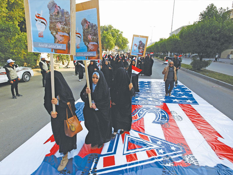 أنصار الخزعلي يتظاهرون دعماً له في ساحة الفردوس أمس (رويترز)